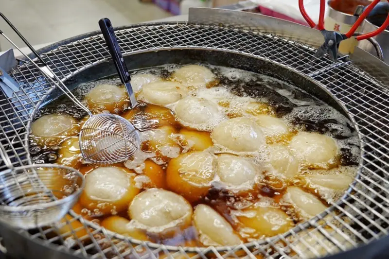 ▲三重銅板小吃推薦三和夜市肉圓：萬粒肉圓，肉圓40元、香菇貢丸湯30元 /Alma Lee 提供、WalkerLand窩客島整理