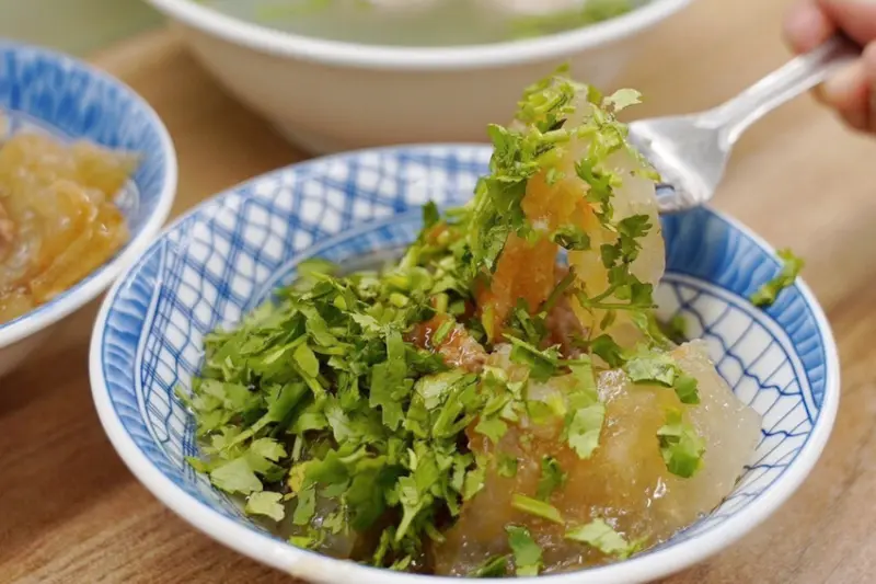 ▲三重銅板小吃推薦：萬粒肉圓，蒜泥、香菜都隨你加 /Alma Lee 提供、WalkerLand窩客島整理