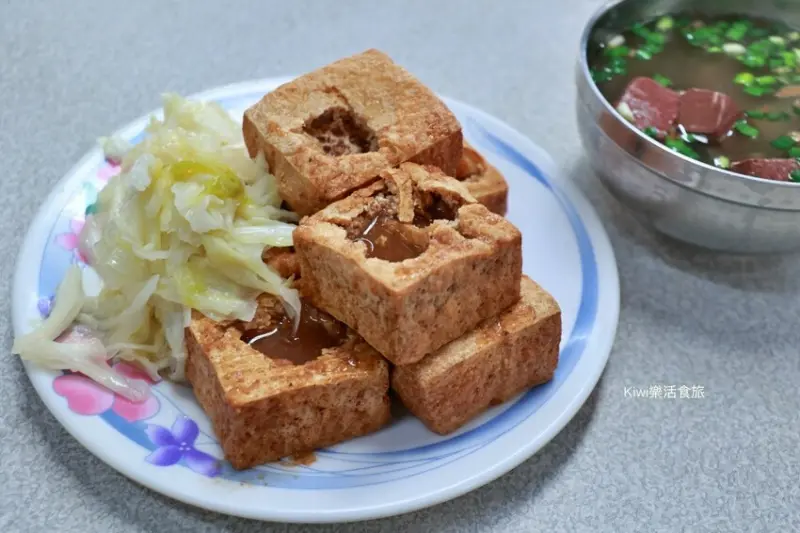 彰化田中原橋頭臭豆腐｜田中30年老店一炸出名的臭豆腐外酥內軟特製醬再加辣好吃！