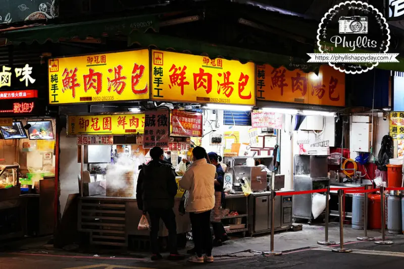 中原夜市必吃美食：『御冠園鮮肉湯包專賣店』媒體名人爭相採訪的現點現做美味小籠湯包 - 相片中的菲莉絲
