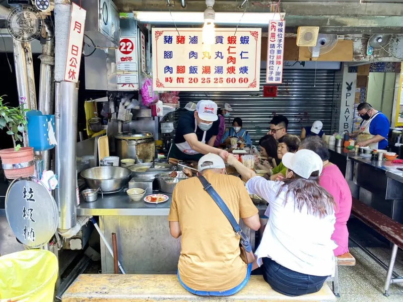 【 基隆廟口推薦 】〈22號蝦仁羹滷肉飯豬腳〉絕對不可以錯過的滷肉飯和豬腳。基隆鬼屋開放限時參觀？！