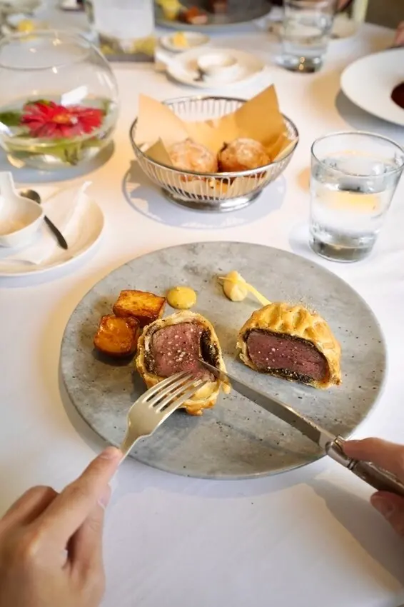 寶艾西餐廳-米其林餐盤推薦牛排西餐廳，百分之百成功求婚的噴水池，君悅酒店餐廳探訪