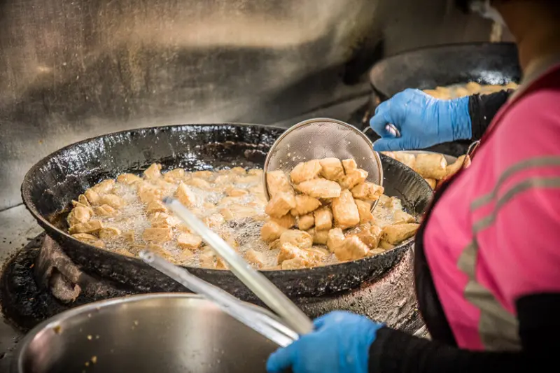 屏東縣萬丹鄉阿國臭豆腐｜號稱臭豆腐南霸天！超大鐵鍋炸不停，外酥內軟老字號臭豆腐