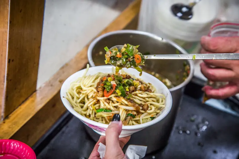 台中市豐原區康康豬豬血湯｜每天一大早就排爆的豬血湯、炒麵，堪稱早餐炒麵的傳奇
