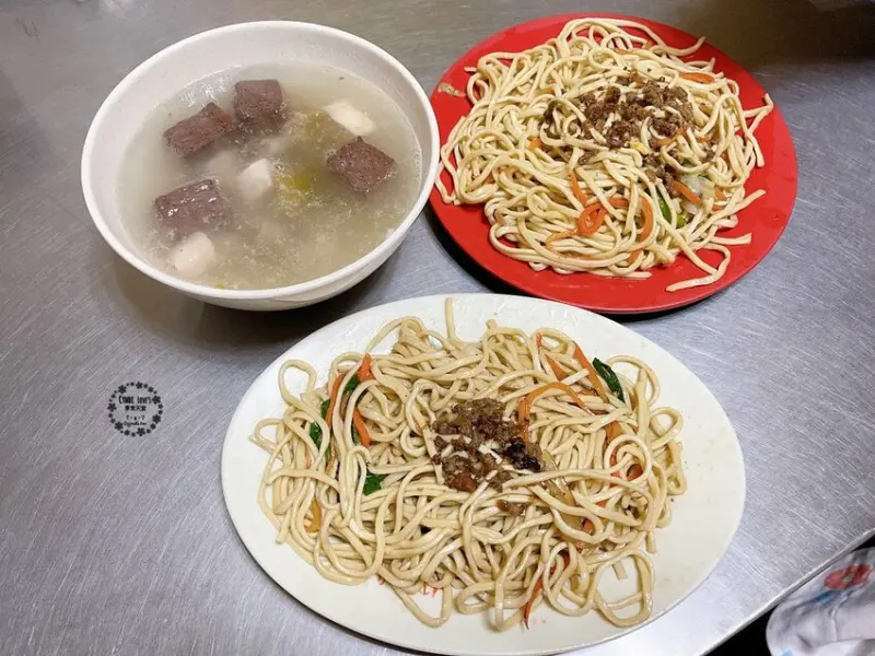 阿成炒麵，台中大里超人氣排隊早午餐，台中人的早餐，必吃炒麵、綜合豬血湯 - Cyndi loves享食天堂