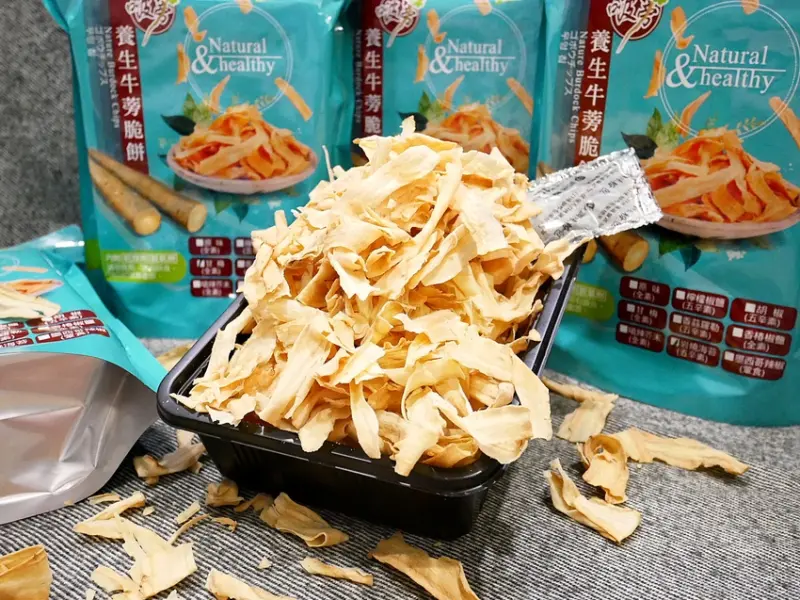 台南人氣伴手禮，牛蒡薄削製成的脆餅爽脆口感棒，素食也可以吃的零食在這裡!