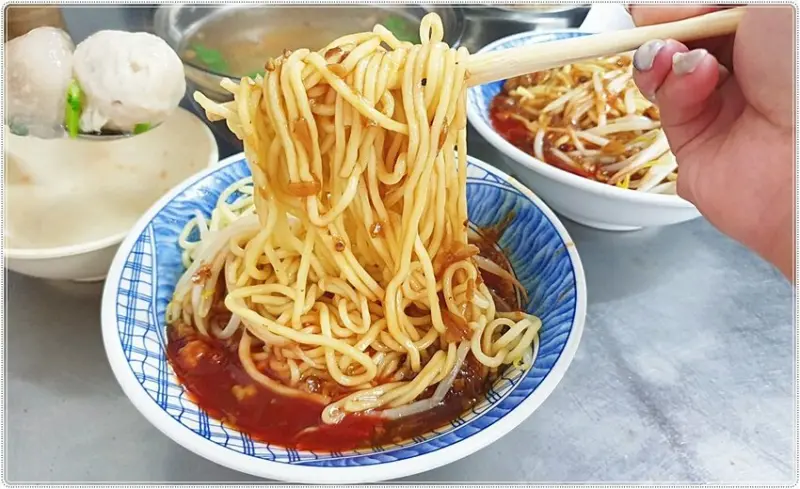 在地家鄉味傳承第二代，60年老店的銅板老滋味，必吃乾麵+水晶餃湯！2020米其林必比登小吃美食~