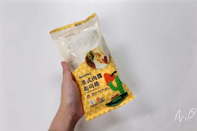 [便利商店]全家Family Mart。墨式肉醬起司捲。我吃的是肉排還是凝固的肉醬呢?