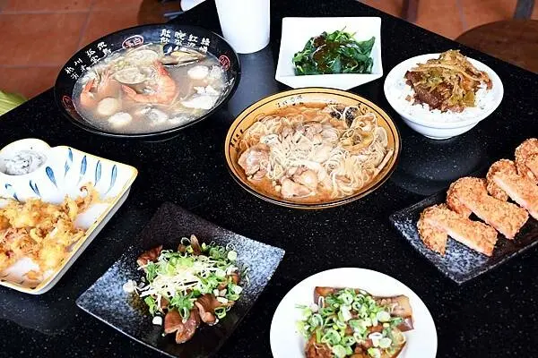 高雄市前鎮區高雄最美海鮮粥【粥老大花園景觀餐廳】百年老厝之中的家常味，城市中最美的角落～好吃又實在！※高雄美食推