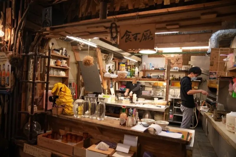 金瓜石美食 食不厭｜隱身於山城裡的老建築、家常菜的好味道、一夜干專賣