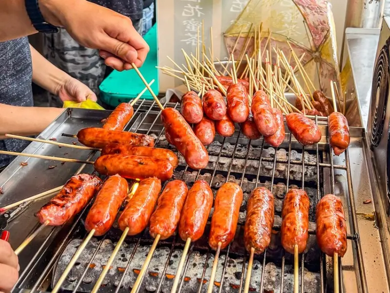 石碇萬紫桂花香腸｜隱藏山區排隊人氣香腸攤！現烤超大根獨門桂花香腸