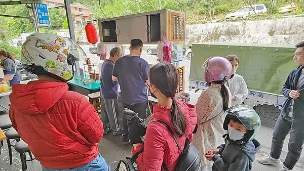 【石碇美食】石碇萬紫桂花香腸｜特殊風味！別的地方吃不到的桂花香腸