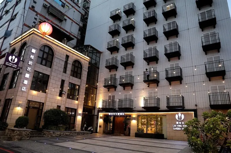  嘉義住宿首選！秒到文化路夜市商圈 超狂早餐吃到飽 咖啡全天免費供應｜蘭桂坊花園酒店