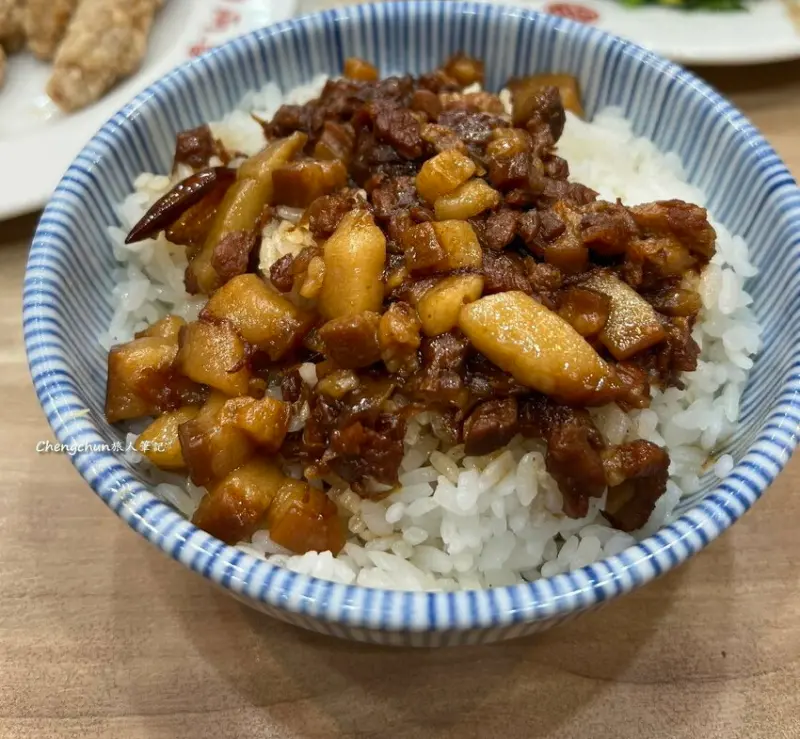 台北市萬華區美食，龍山寺傳統小吃，兩喜號 Liang Xi Hao 西園店，魷魚羹、滷肉飯推薦 !