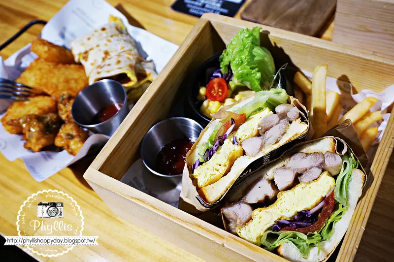 【桃園、中壢】肉Sandwich 中豐總店 份量多 價格實在 文青網美早午餐店 中壢早午餐 肉三明治 裝潢美氣氛佳 中壢早餐 中壢午餐 聽說老闆很帥 女孩們可以朝聖哦 @ 相片中的菲莉絲