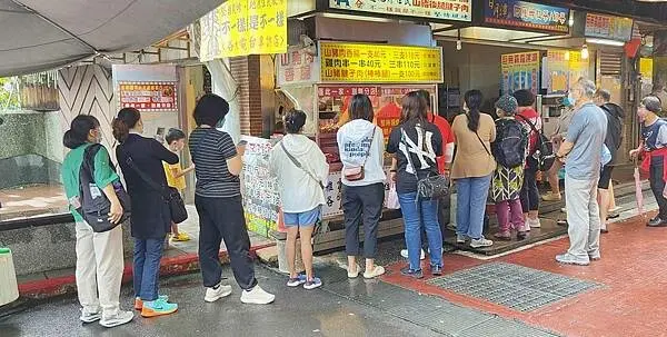 【烏來美食】雅各原住民山豬肉香腸｜排隊人潮幾乎沒有停過的香腸店