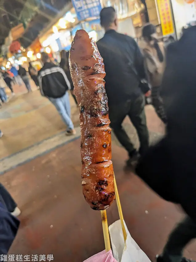 【新北食記】烏來雅各原住民山豬肉香腸 - 烏來老街必吃美食，假日人潮滿滿