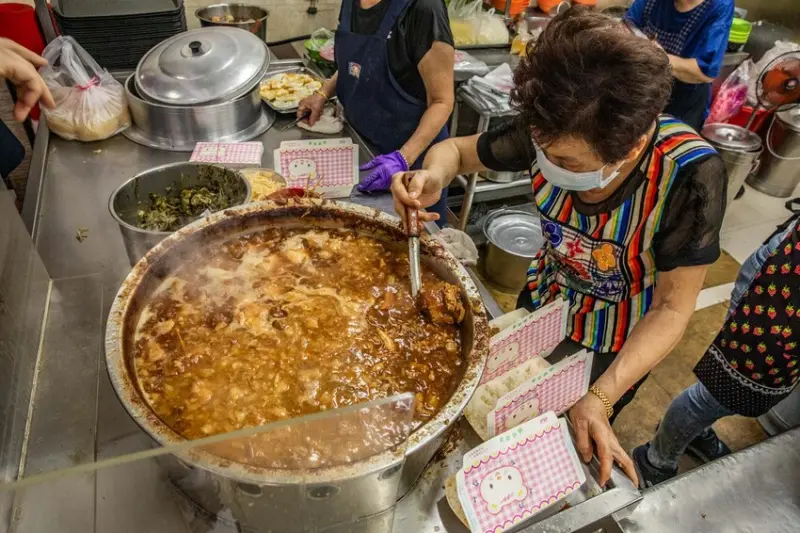 高雄市前鎮區華喜爌肉飯｜90%在地人在扛！在地經營五十年大鍋滷香爌肉飯