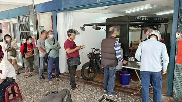 台北市士林區搬家人氣不減，依舊人潮大爆棚！開業超過５０年老字號小攤販，只賣２樣東西，大家就不斷的一來再來，甚至要