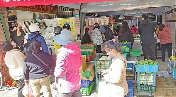 【土城美食】吉仔冬瓜肉飯｜厚度高達３分鐘的超大塊排骨便當店