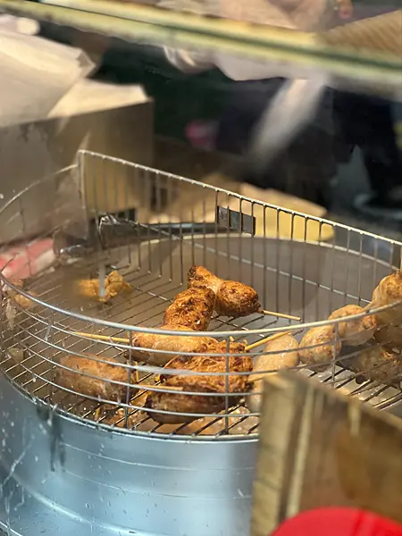 ▲瑞芳排隊美食推薦銅板價開吃：阿霞龍鳳腿，在地瑞芳人都一次買10支 /芬恩Finn 提供、WalkerLand窩客島整理