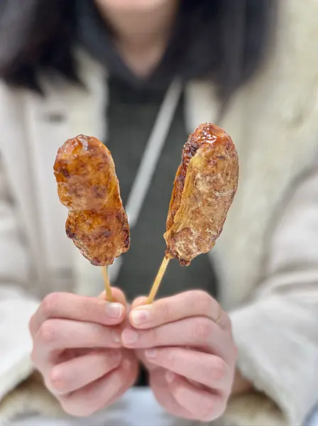 ▲瑞芳銅板美食推薦：阿霞龍鳳腿，現價13元龍鳳腿、20元糯米腸 /芬恩Finn 提供、WalkerLand窩客島整理