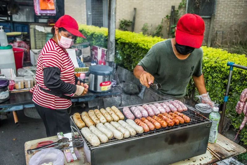 大溪辛福小站現烤蜜汁香腸｜一天只賣2.5小時！還沒打烊就被掃光光，一咬就噴汁的炭烤蜜汁大香腸