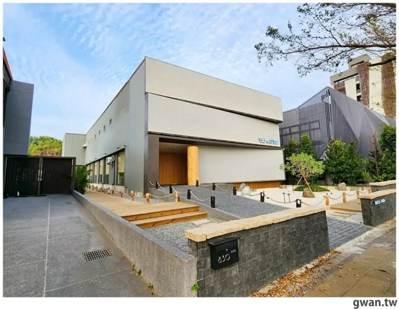 裝潢半年，全新和牛海鮮鍋物登場！白色建築超吸睛，台中少見的全包廂火鍋店