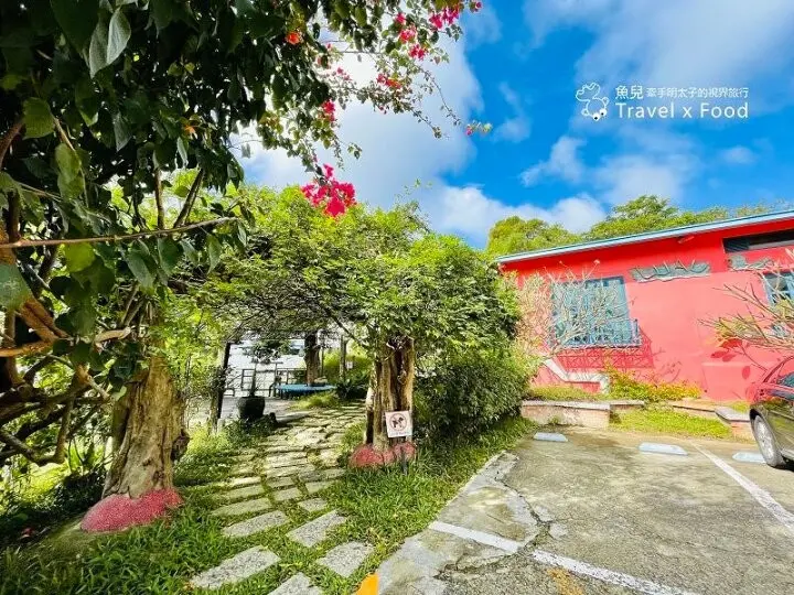 藏身小巷中，沒有圍籬沒有大門的彩色屋，綠意庭院與後山坡愜意舒心，窯裡的披薩香氣訴說著LUAU的故事，每一口都讓人意猶未盡 @魚兒 x 牽手明太子的「視」界旅行
