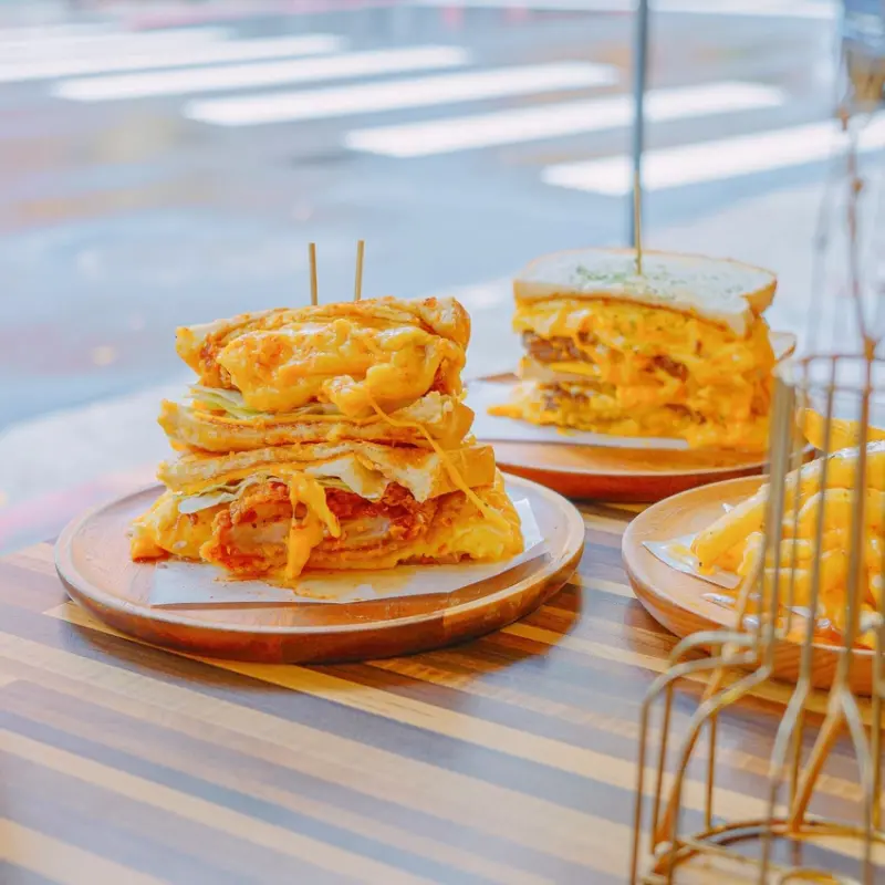 萬華區早午餐推薦～邪惡的起司瀑布、超浮誇吐司剖面，再搭上碳烤牛奶吐司，西門町站早午餐推薦 | 【台北 萬華區】金花吐司專賣店