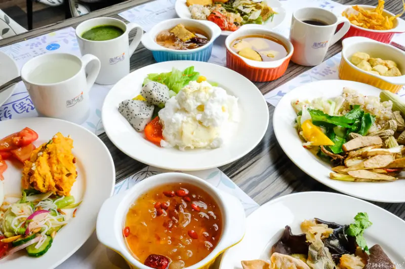 蔬食愛好者天堂，陶然左岸80多樣蔬食料理吃到飽，開吃就滿座，彩虹飲食無負擔！