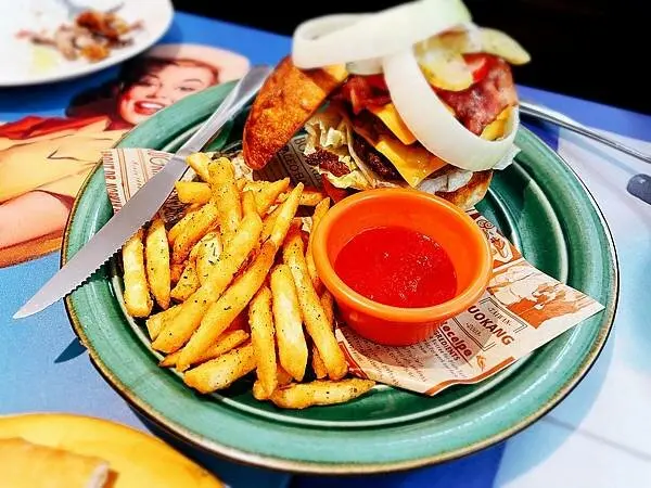 ||吃。台中|| Hot Shock 哈燒庫 美式復古特色餐廳