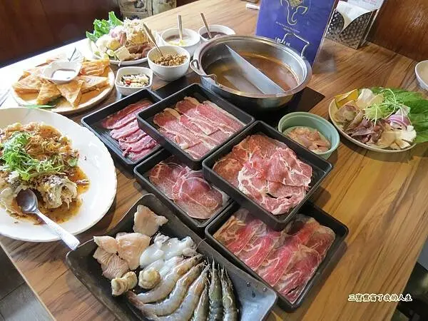 泰鍋吃到飽推薦【藍象廷泰鍋】台中新時代店  精緻泰饗宴 數十種鮮美食材盡情吃到飽 百元超值加購泰式功夫料理 泰享受啦