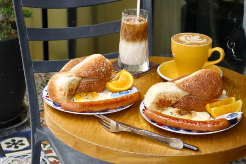 內湖鄉村風咖啡廳！溫馨復古花磚，飲料加價８９元就有早餐盤｜在山野對話Whisperland Cafe