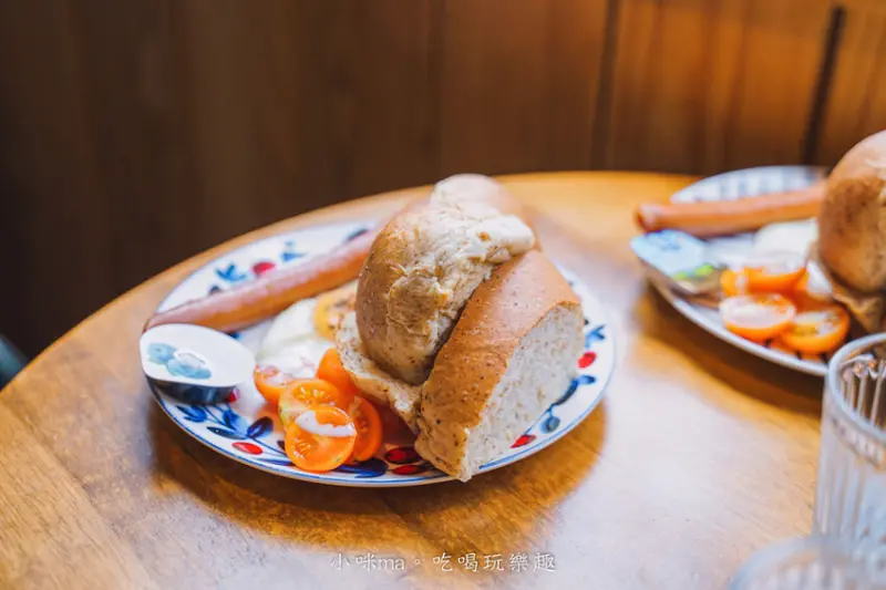 在山野對話 Whisperland Cafe | 內湖靜巷內悠閒的咖啡廳 滿滿花磚好迷人。早餐時段點杯飲料+89元 就可享用一份手工早餐。捷運港墘站