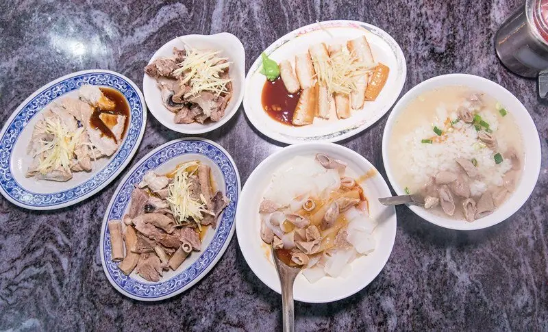 【基隆老味道之二十三】一甲子老店.洪記粿仔湯(信一路店).豬腸粥是隱藏版美食.豬雜黑白切配粿仔湯是基隆人