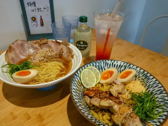 桃園美食｜豚戈屋台拉麵(桃園店)-桃園拉麵推薦，寵物友善，湯濃麵Q，大片叉燒肉超滿足！ - 1個媽咪2個寶