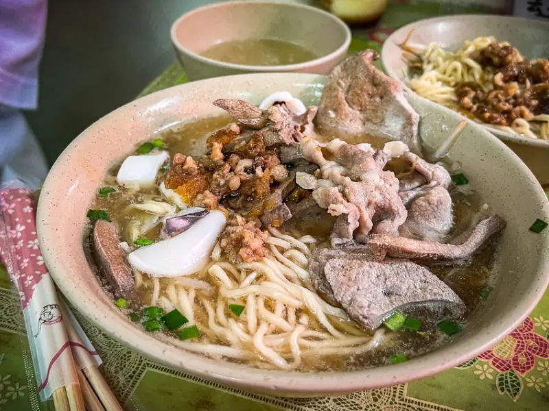 台南市中西區麵條王海產麵｜滿滿都是料！大碗公海產麵竟然只要銅板價！賣這樣的價格不會虧嗎