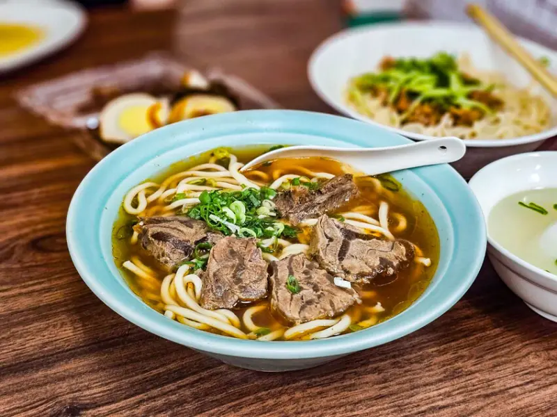 桃園市中壢區源記牛肉麵｜內用加麵不用錢啦，牛肉麵給超厚牛腱心還很便宜！超低調牛肉麵老店