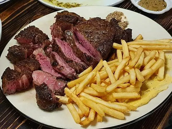 (胖樺食記)台北推薦法式傳統餐酒館「BeApe Restaurant」/肋眼鴨腿羔羊排/羅西尼牛排/中山站雙連站美食/商業午餐