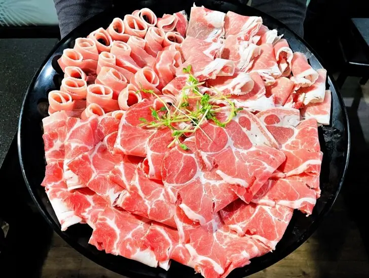 【肉多多火鍋。松山健康店】最歡樂最大火鍋集團│火鍋迷必吃名店│宵夜吃鍋首選│樂多多集團大份量肉盤好滿足！