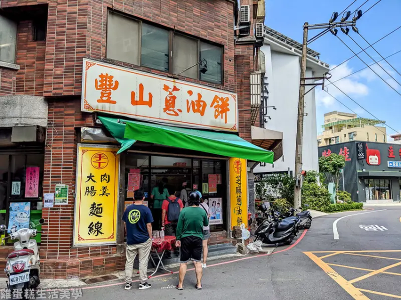 【新竹食記】豐山蔥油餅 - 竹校大附近人氣排隊美食，大腸麵線意外好吃