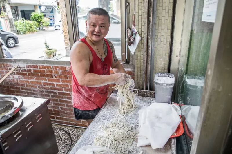 台中市清水區老士官擀麵｜米其林推薦小麵店，在地人都超愛的兇臉老闆手工擀麵