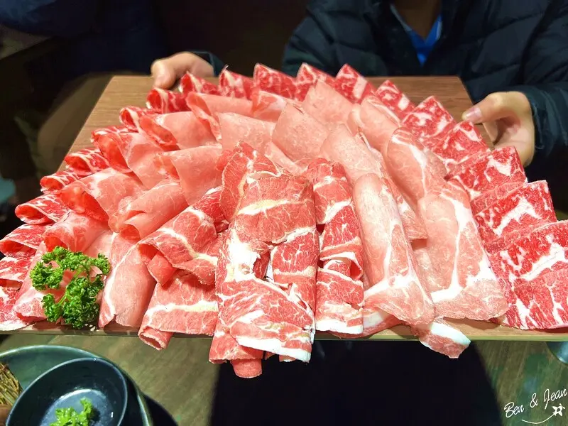 鼎楓火鍋》石頭火鍋湯鮮味美，肉多多海陸套餐肉爆多，爆爆麻油蒜頭蛤蜊鍋～超香超好吃｜宜蘭羅東美食餐廳