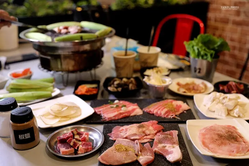 野赤燒肉｜日式炭火燒肉最低500元起 多種肉品海鮮、飲料冰淇淋無限供應吃到飽 機器人送餐。菜單價位(嘉義東