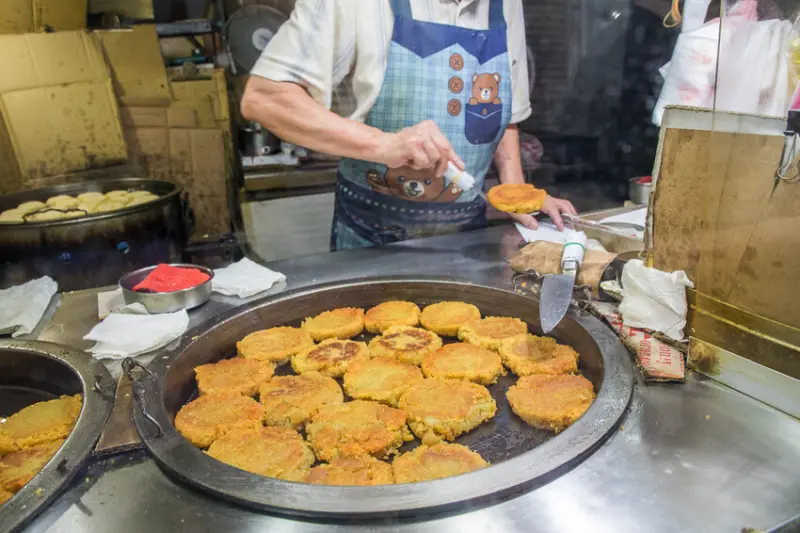 新北市瑞芳區阿婆蕃薯粿｜即將失傳？！隱藏巷弄內的銅板美食，熱賣五十年的古早味蕃薯粿