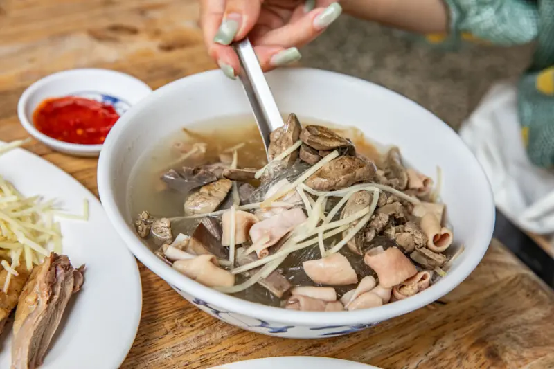 高雄市鹽埕區鴨肉本-二老闆の店｜銅板價就能吃到鴨下水鋪滿滿冬粉湯！在地人推爆鴨肉老店