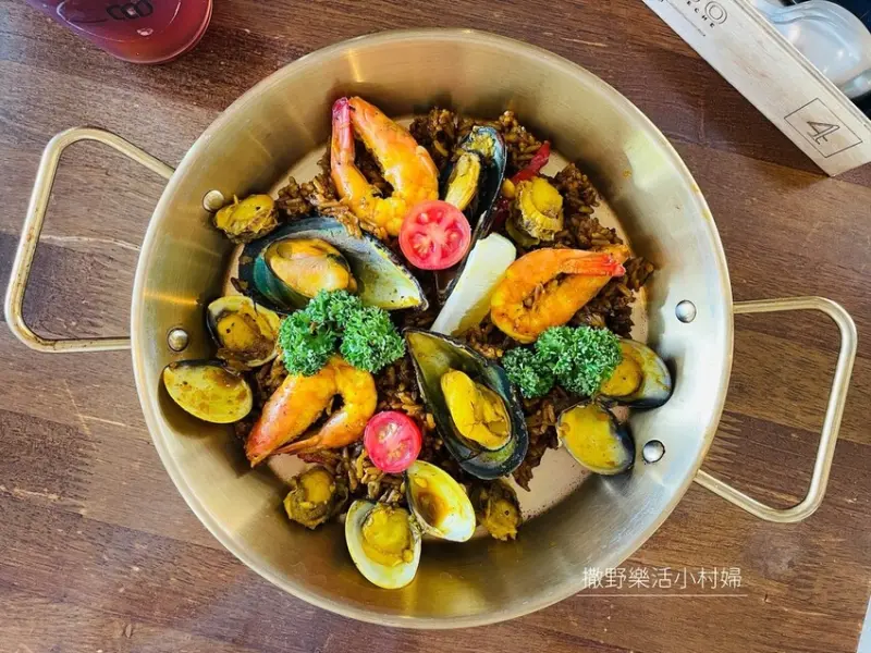 視覺味覺兼具的異國料理【CHICO餐廚】推薦嫩煎沙朗牛排大拼盤、地中海清炒鮮蝦義大利麵、西班牙海鮮燉飯｜雲林斗六美食