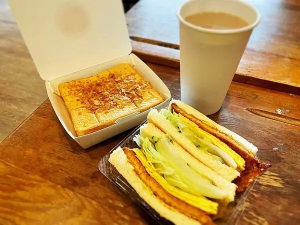 ||吃。台北|| 高三孝 在教室裡吃早餐、招牌碳烤土司