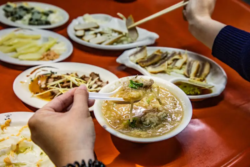 嘉義市西區金馬肉粥｜放心大膽點菜通通銅板價啦！在地深夜食堂的平價肉粥